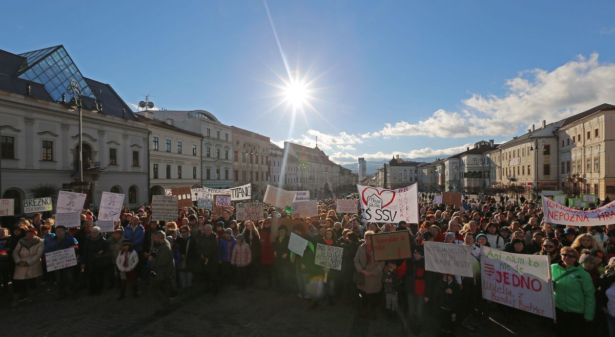 Teachers Rally in Banska Bystrica, Receive Endorsement from Handzus