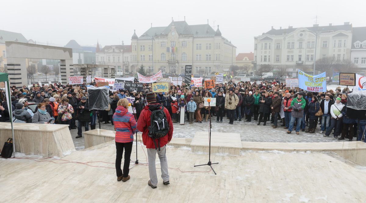 Hundreds of People Rally in Levice in Support of Teachers' Strike