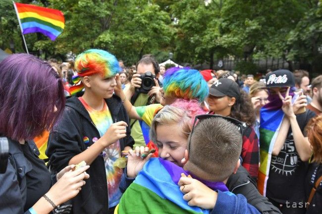 Rainbow Pride in Bratislava Attracts Turnout of 2,000, Promotes Gay Rights