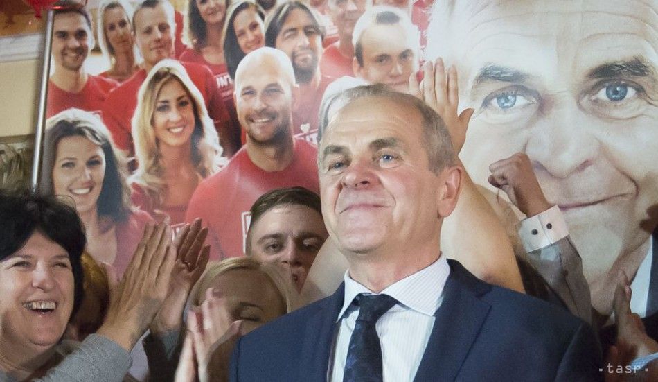 Jan Lunter Celebrates Victory, Likely Defeating Far-right Governor Kotleba
