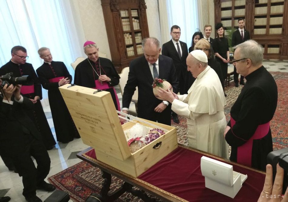 Kiska Had Audience with Pope Francis, Gave Him Baubles from Slovakia