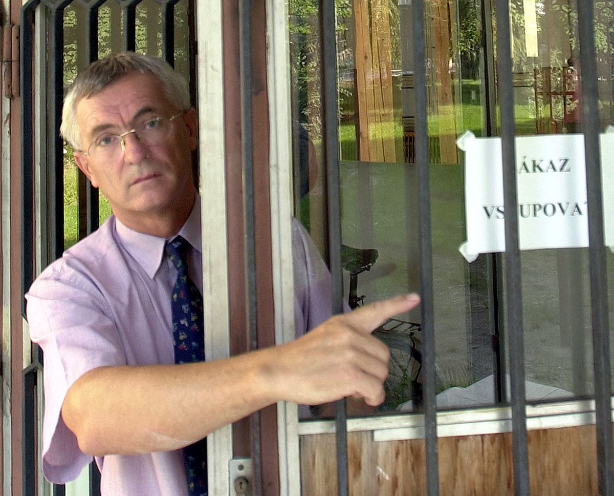 Chief Hygienist: Elderly Banned from Shopping Outside Special Hours