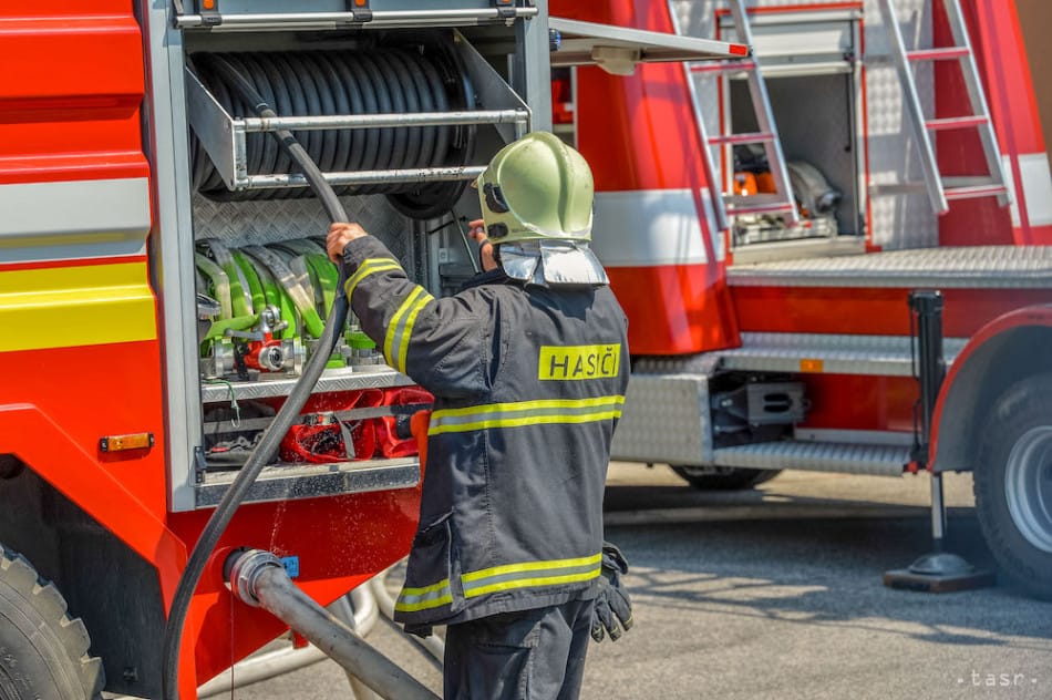 One Injured, 150 Evacuated After Bratislava Warehouse Fire