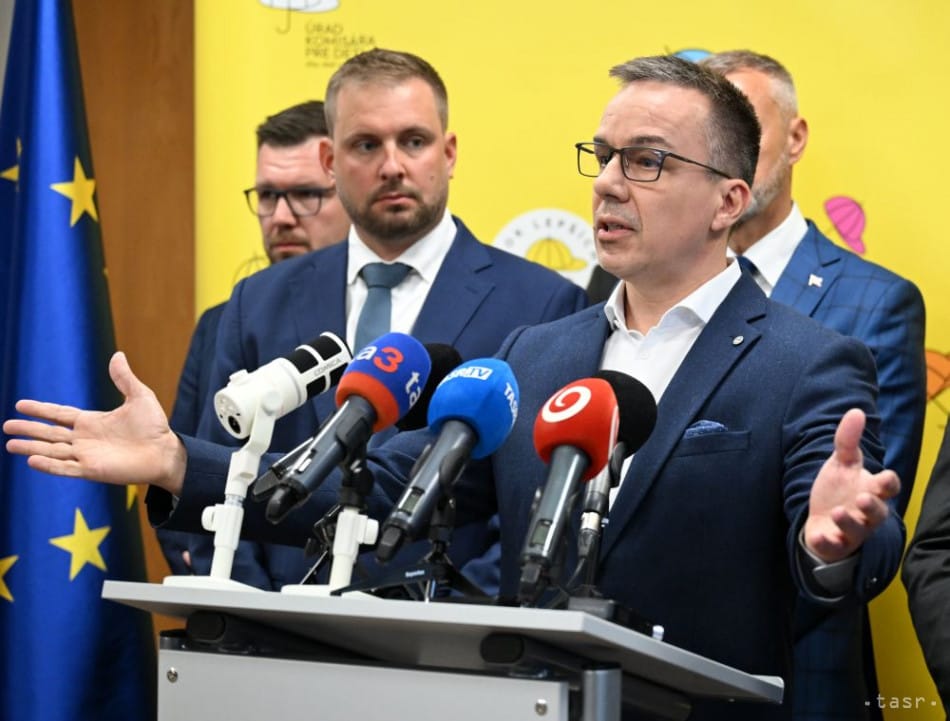 Tomas: Parents Should Lose Child Benefit If Child Skips School