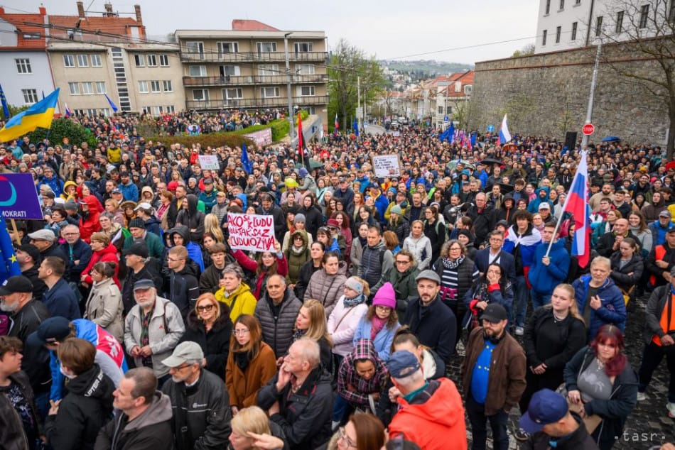 Opposition Protest against Proposed Changes to Voting from Abroad Taking Place