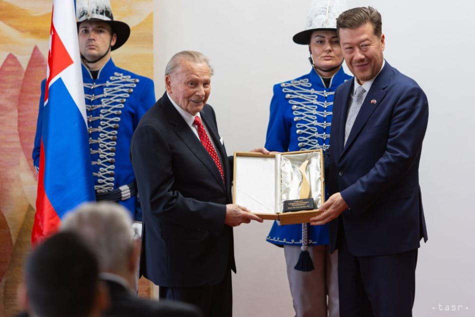 Czech-Slovak Mutuality Awards Conferred on Ex-presidents Zeman and Schuster