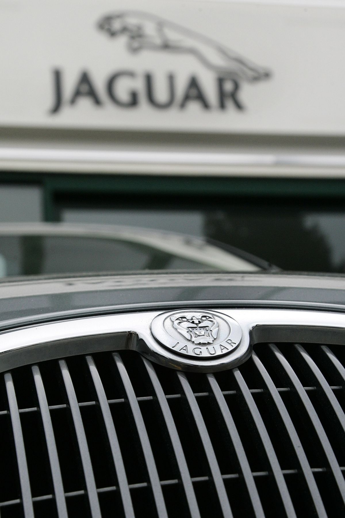 Prime Minister Fico Stops By to Tour Jaguar Land Rover Facilities in UK