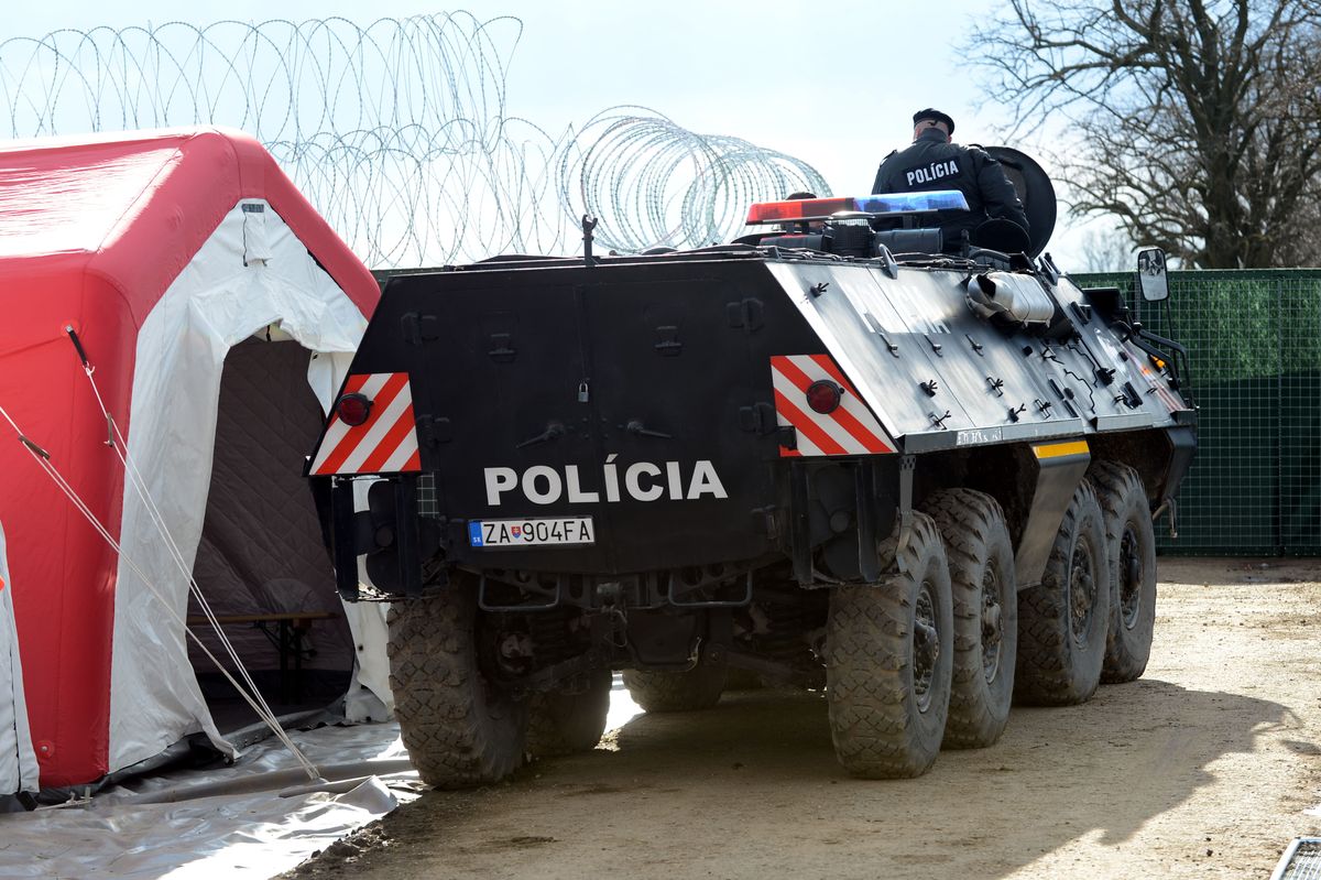 Police Test Mobile Barrier in Exercise to Prevent Illegal Migration