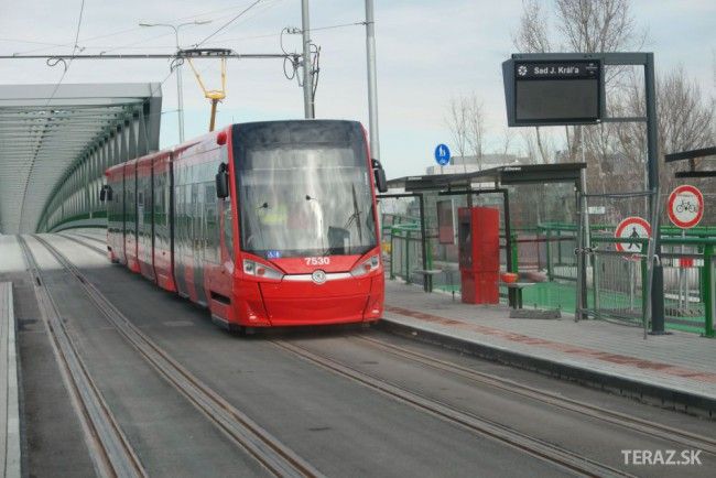 First Trams Cross Bratislava's Old Bridge as Part of Safety Tests