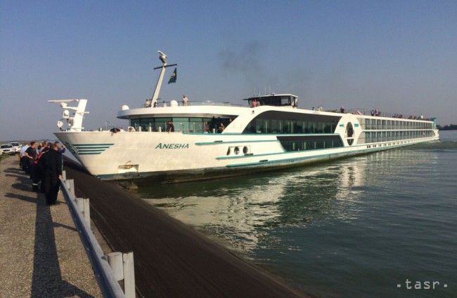 Swiss Cruise Ship Crashes into Danube River Bank, Nobody Injured