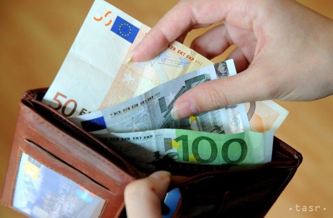 Stats Office: Average Salary in Industry Up 5.7% Y-o-Y to €984 in January