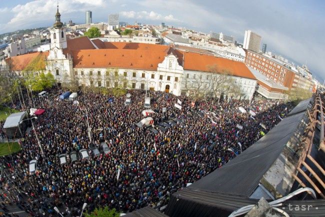 Thousands Flood Streets of Bratislava to Protest against Corruption