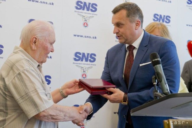 SNS Honours Former Cycling Coach Hatapka with Martin Razus Award