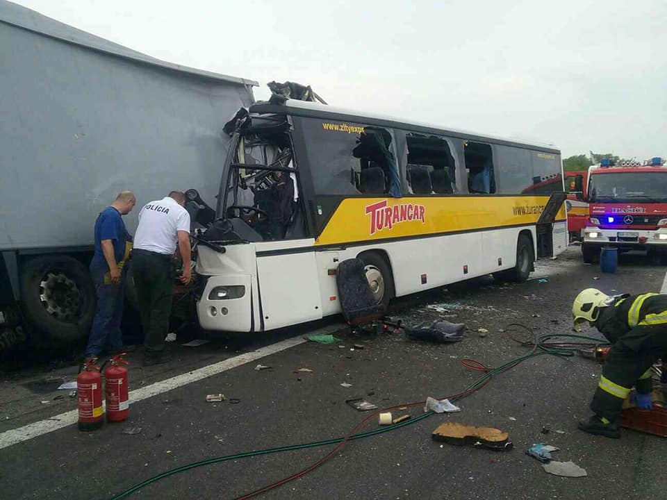 At Least Two Killed in Bus and Lorry Crash near Banska Bystrica