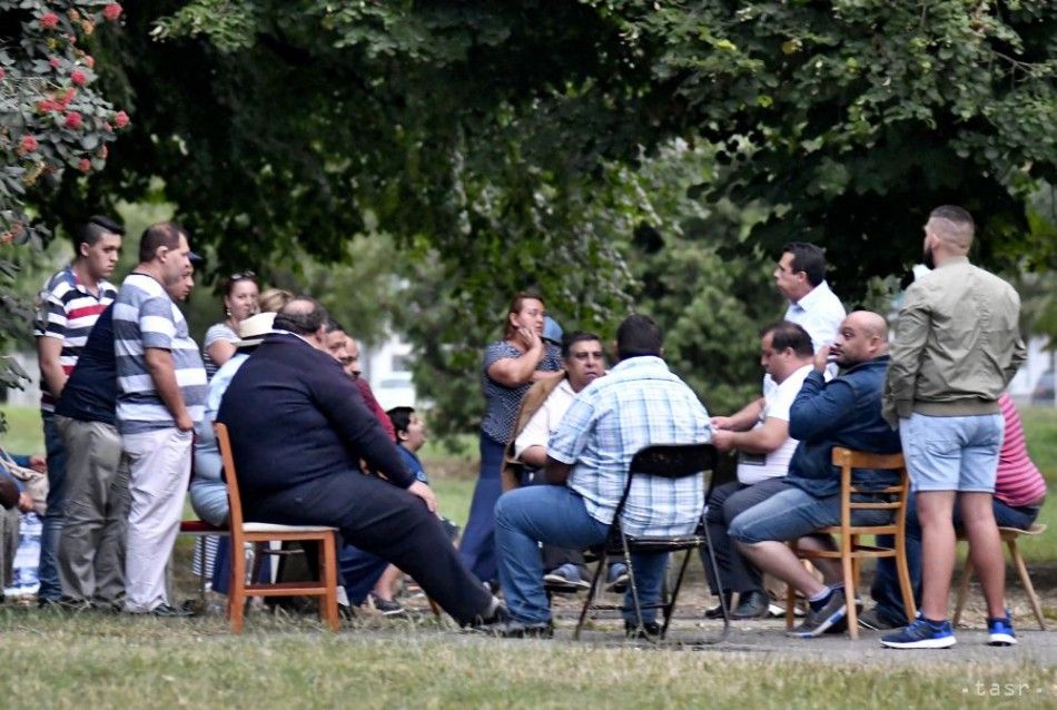 Roma Crowd Seeking Out Services of Healer Shuts Down Piestany