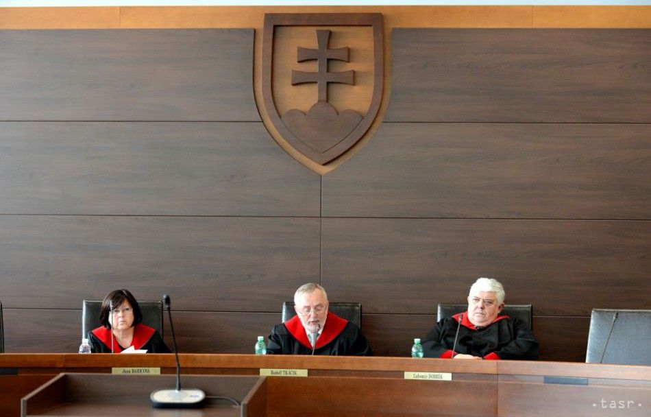 Via Iuris: Keeping Minimum Age for Constitutional Judges Is Positive Change