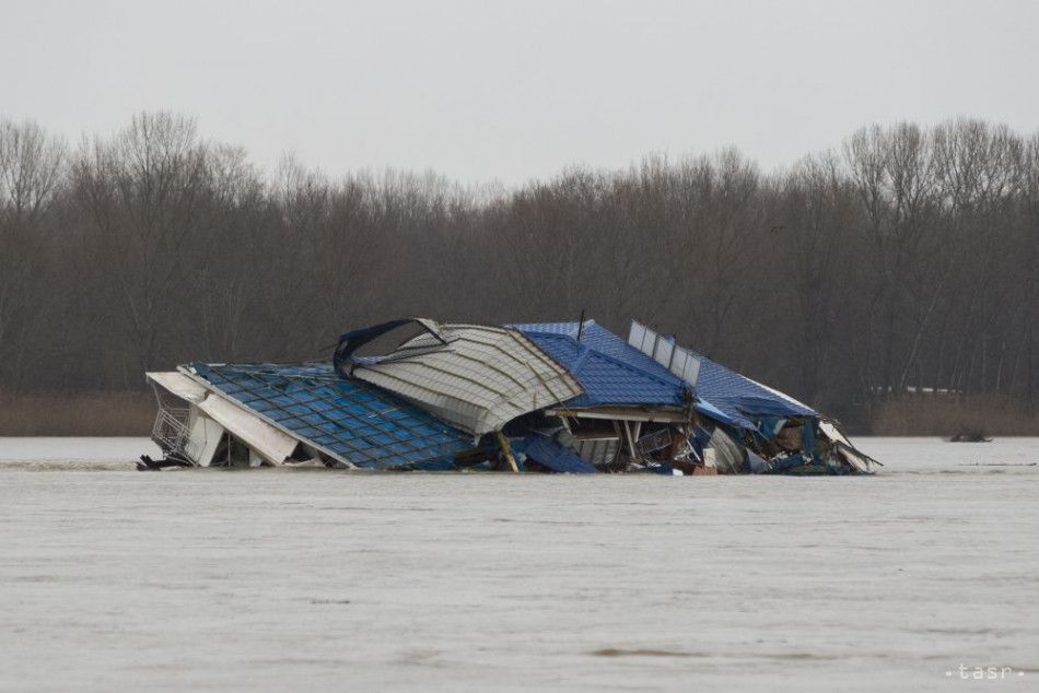 Bratislava: Floating Restaurant Tears Free and Crashes into Ship