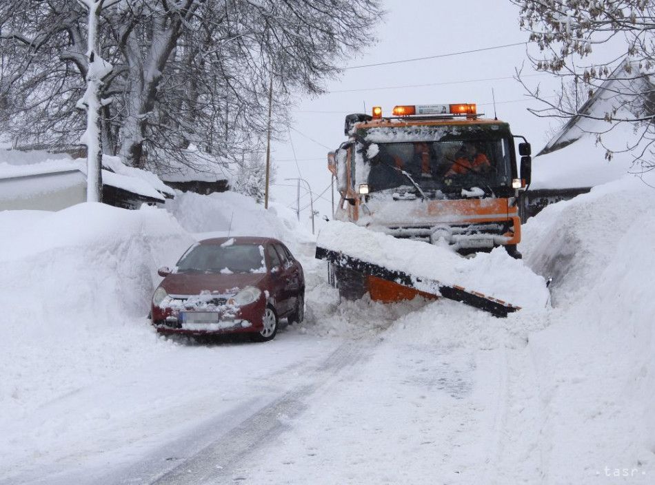 Snow Emergency Still in Place in Zilina Region, 160 Firefighters Out on Call