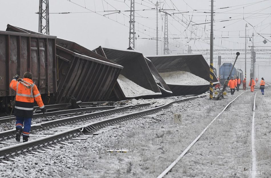 Wagons from Derailed Train to Be Removed by Firefighting Machinery