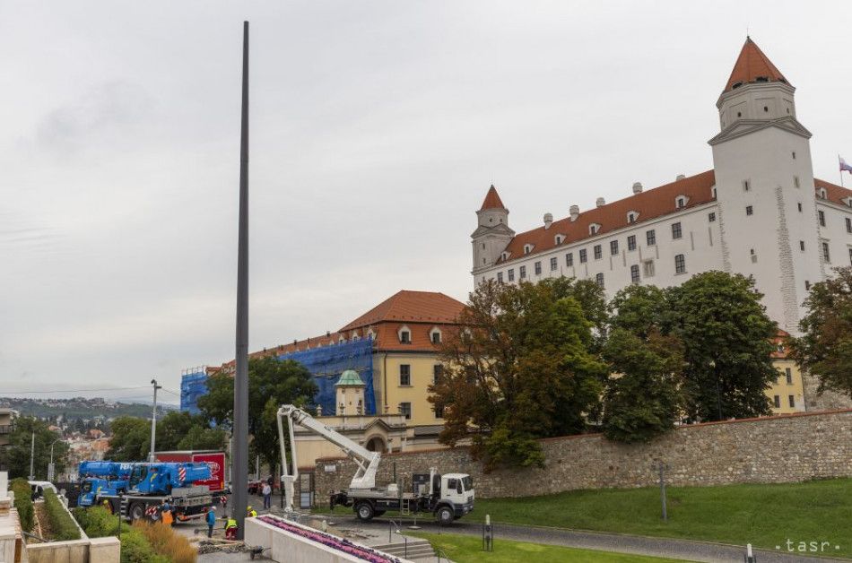 New Flagpole Erected in Front of Parliament Building