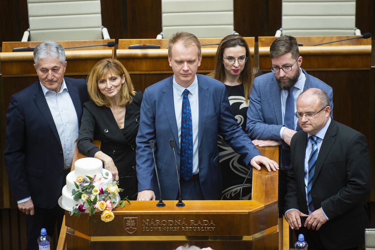 Danko Halts Special Session after Beblavy Puts Wedding Cake on Podium