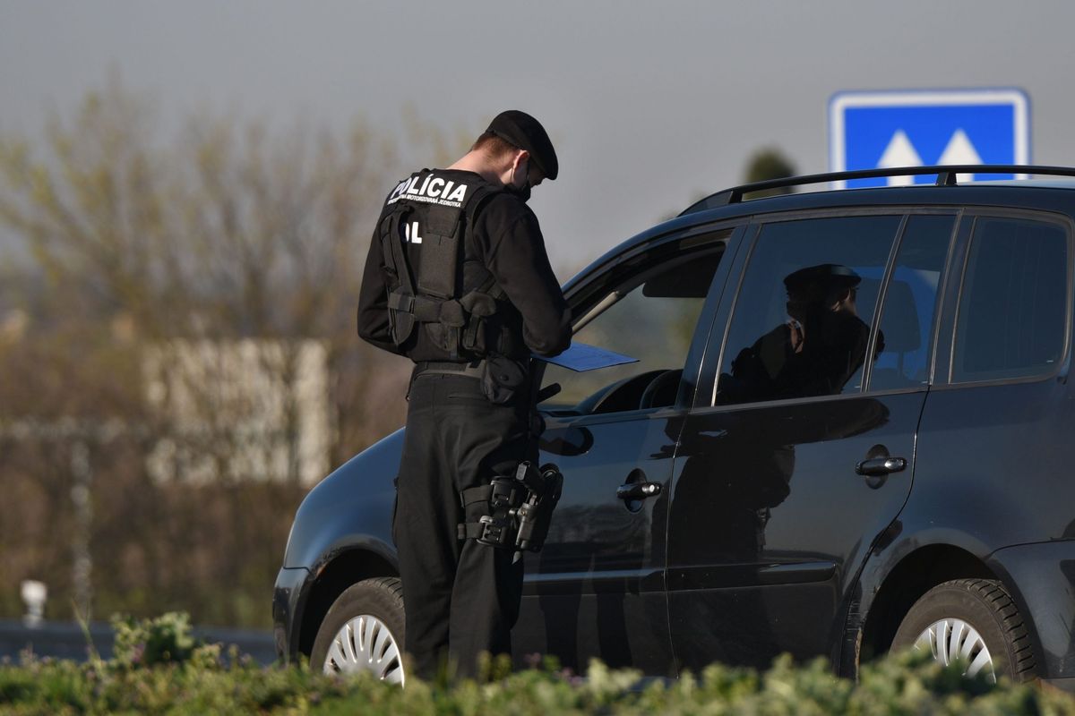 Police Fine Man €1,000 for Refusing to Put On Face Mask in Car in Bratislava