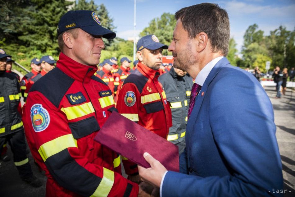 Prime Minister Thanks Firefighters Returning from Greece