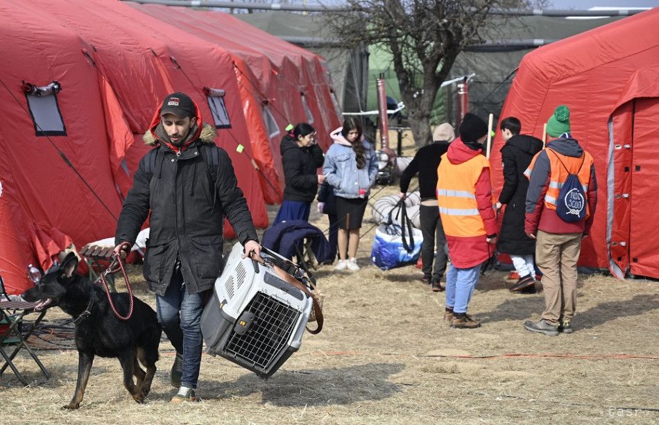 Czech Army Sends Soldiers to Slovakia to Help Refugees from Ukraine