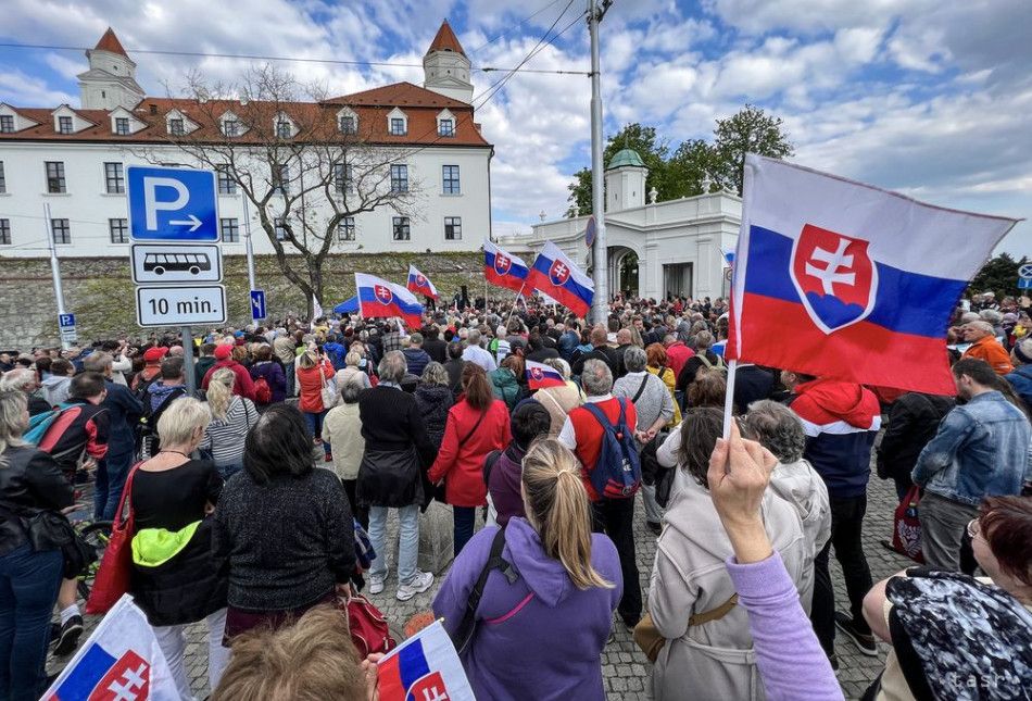 Hundreds of People Protest in Front of Parliament against Fico's Handing Over