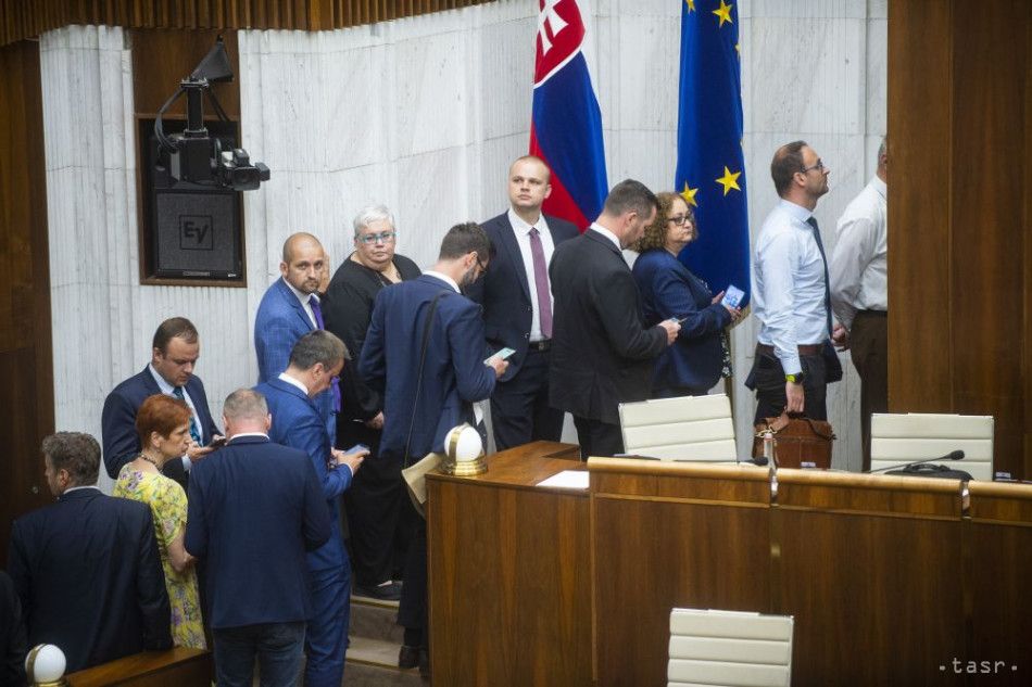 Parliament Fails to Elect RTVS Chief, Machaj and Reznik Make it to Round 2