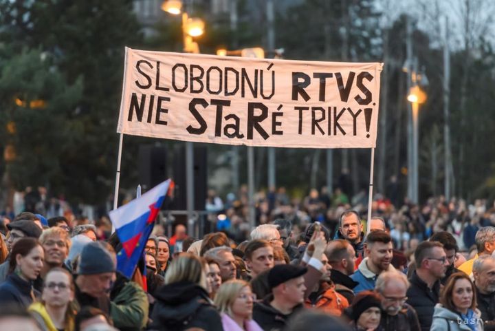 Thousands of People Appear at Anti-government Protests in Bratislava and Kosice