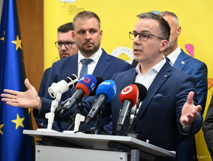 Tomas: Parents Should Lose Child Benefit If Child Skips School