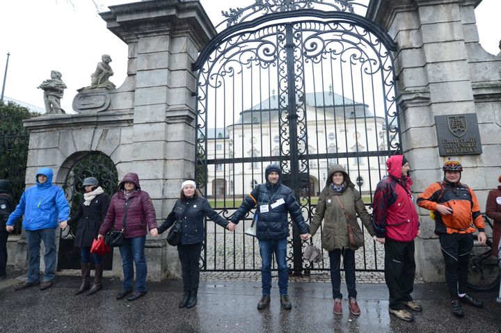 Teachers on Strike Buoy Their Cause by Forming Human Chains