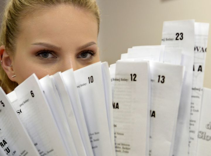 Activists Distributing 100,000 Manuals for Undecided Voters