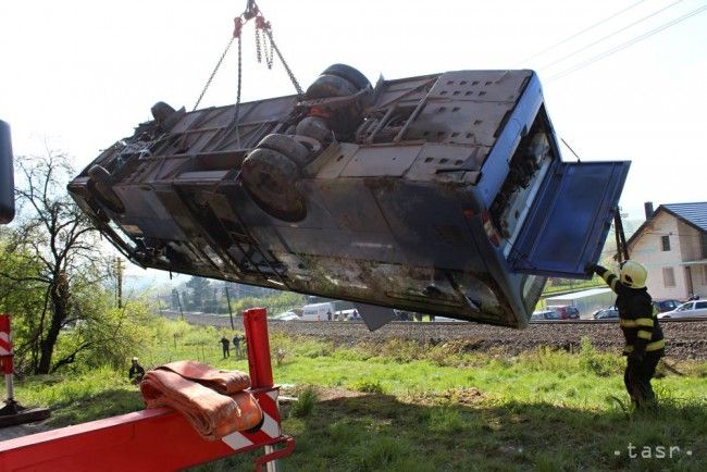 Nine People Injured in Car-Bus Crash in Rajecke Teplice