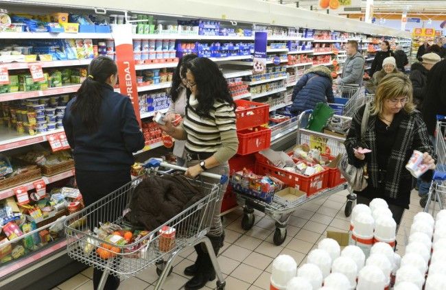 Tripartite Agrees with Closing Shops on Public Holidays