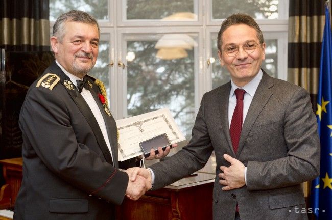 Chief of General Staff Maxim Receives Legion of Honour Decoration