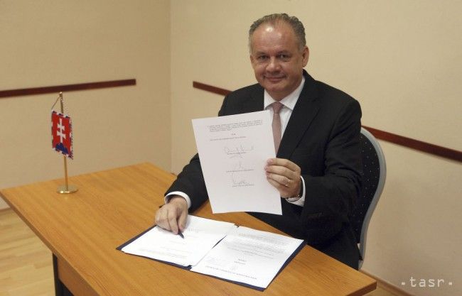 Kiska Inks Bill Aimed at Undoing Meciar's Amnesties