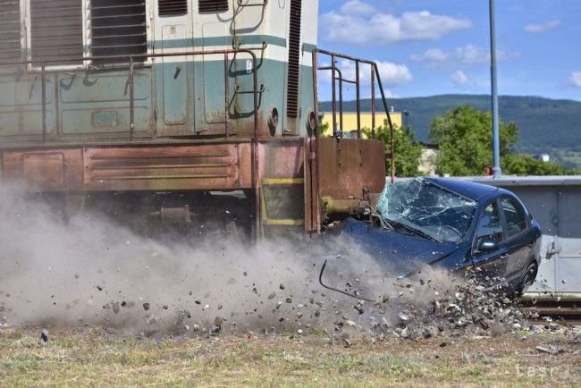 ZSR Organises Simulated Colllision of Trains and Car