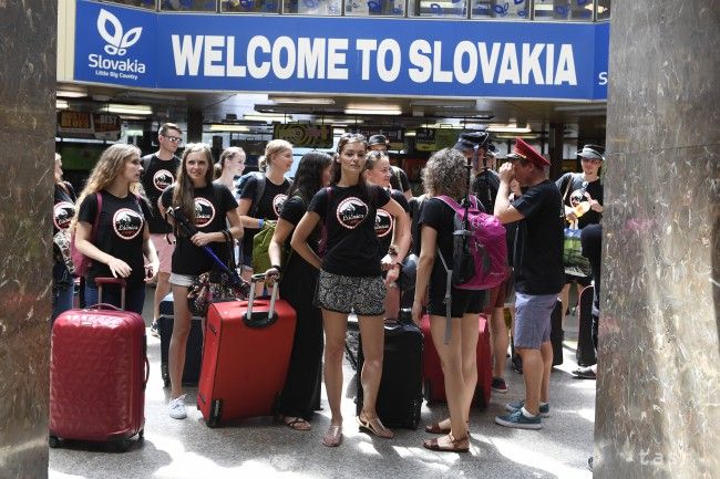 Folklore Ensemble Lucnica Sets Off for High Tatras Event by Train