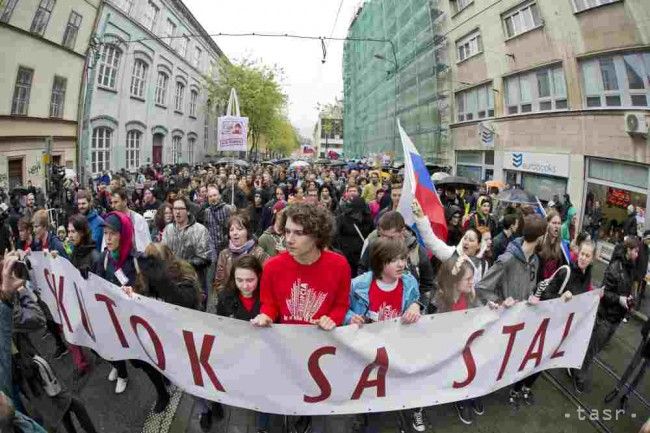 Students Invite Fico to Join Anti-corruption March