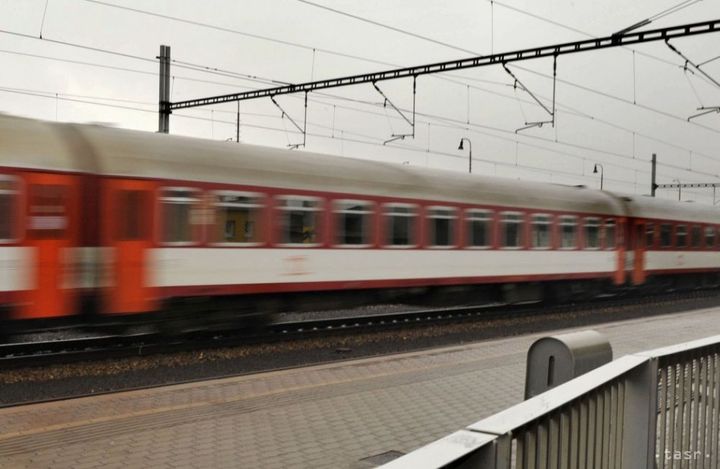 Express Train Delayed Due to Bomb Threat, Police Launch Investigation