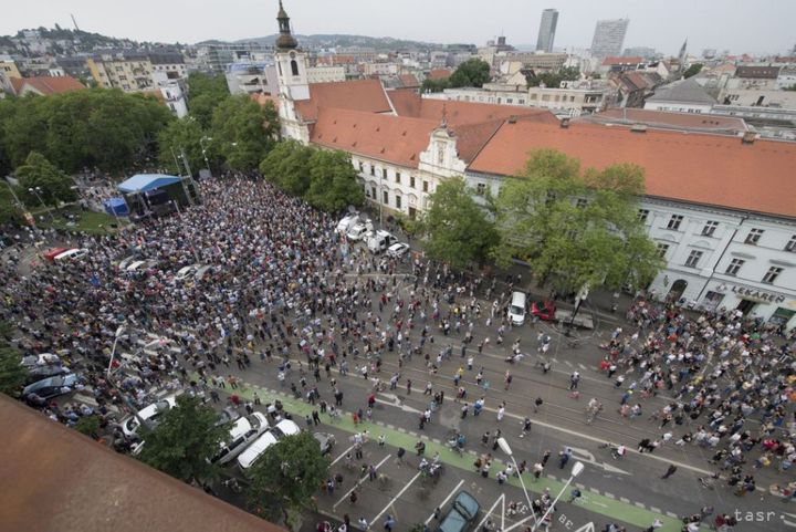 Full SNP Square in Bratislava Expressed Solidarity with RTVS Journalists