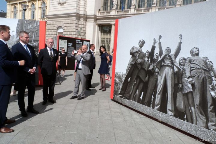 Pellegrini in Budapest Visits Bielik's Exhibition on 1968 Occupation