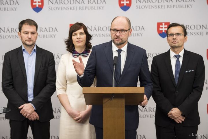 Opposition Demands Cabinet's Resignation and Kalinak's Prosecution
