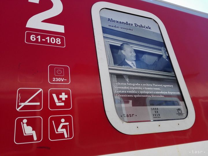 Travelling Exhibition of Alexander Dubcek Pictures Opens on Selected Trains