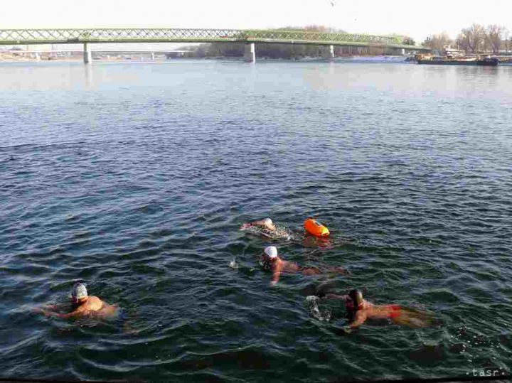 Piestany: 107 Swimmers Take Dip in 1.5 Degrees Celsius Water of Vah River