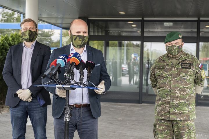 Vienna: Nad Decorates Austrian Soldiers for Their Help to Slovakia