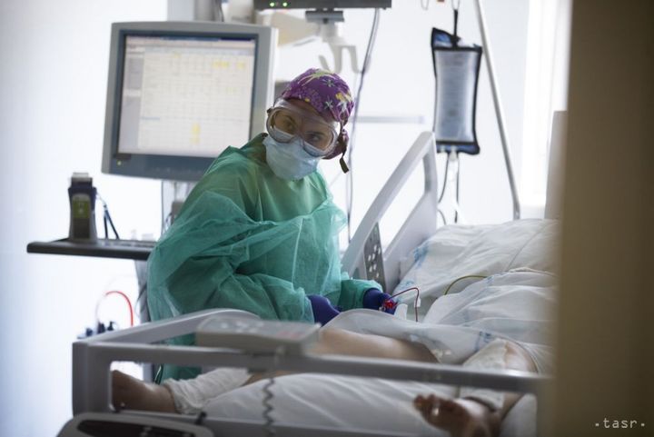 Gov't to Redistribute over €37.5 mn in Bonuses for Health-care Staff