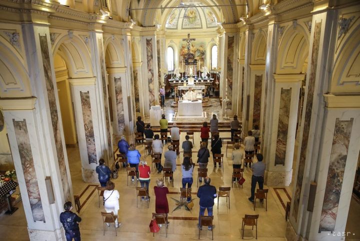 KDH Calls on Gov't to Find Ways to Allow Higher Church Attendance